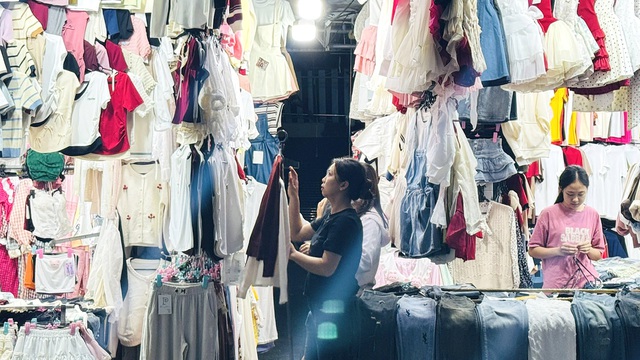 Low-cost tax-free imports choking local businesses: Vietnamese retailers - Ảnh 1.