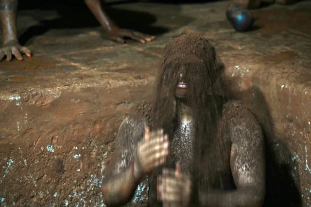 Rooted in the earth, India's traditional mud wrestling thrives - Ảnh 1. Rooted in the earth, India's traditional mud wrestling thrives - Ảnh 1.
