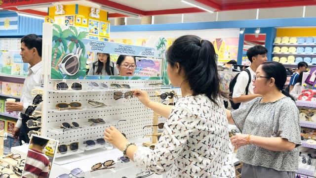 Low-cost tax-free imports choking local businesses: Vietnamese retailers - Ảnh 3.