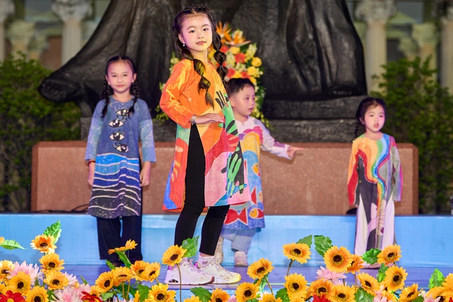 Hơn 50 mẫu nhí biểu diễn trong show thời trang Lễ hội Thiếu nhi TP.HCM Kids Fest 2025 - Ảnh 1.