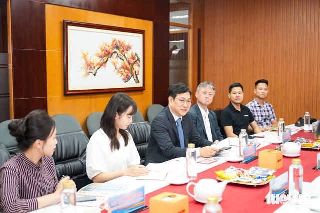 Samsung Vietnam executive visits Tuoi Tre newspaper - Ảnh 1. Samsung Vietnam executive visits Tuoi Tre newspaper - Ảnh 1.