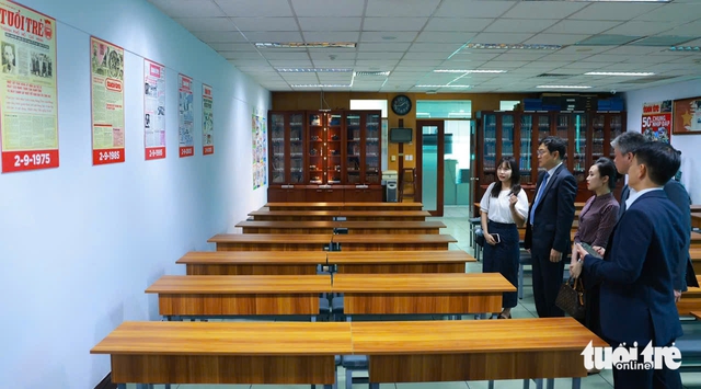 Samsung Vietnam executive visits Tuoi Tre newspaper - Ảnh 3. Samsung Vietnam executive visits Tuoi Tre newspaper - Ảnh 3.