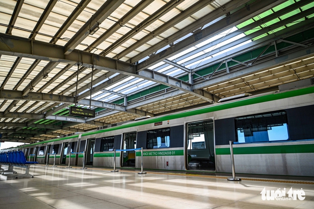 Hanoi metro station roof left damaged for months as wear shows on 3-year-old line - Ảnh 1.