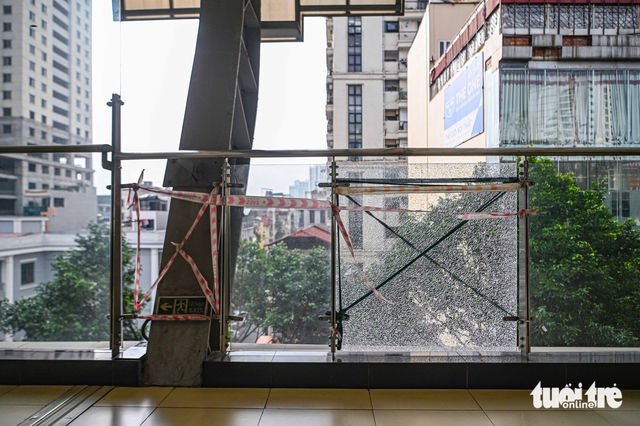 Hanoi metro station roof left damaged for months as wear shows on 3-year-old line - Ảnh 4.