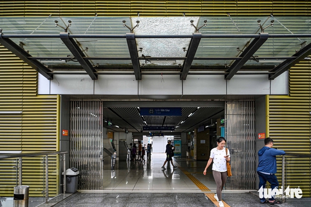 Hanoi metro station roof left damaged for months as wear shows on 3-year-old line - Ảnh 6.