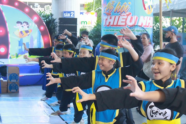 Độc đáo các trận đấu cờ người trong khuôn khổ Kids Fest 2025 - Ảnh 3.