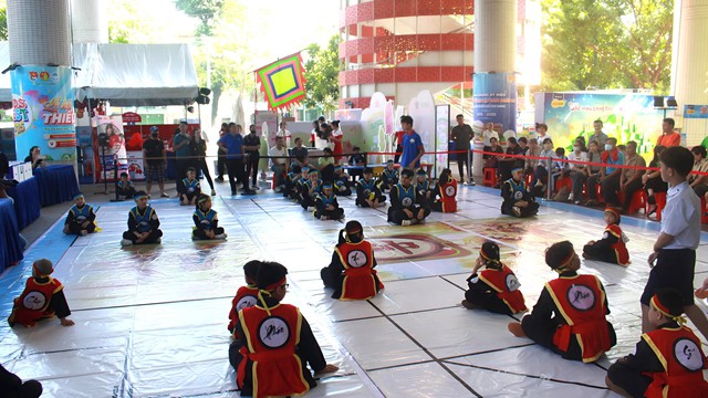 Độc đáo các trận đấu cờ người trong khuôn khổ Kids Fest 2025 - Ảnh 2.