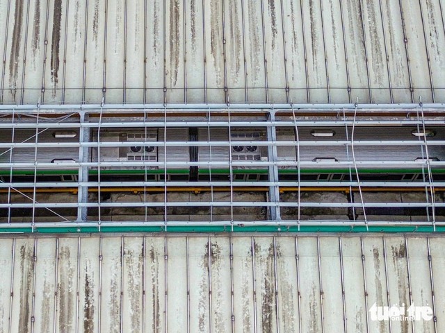 Hanoi metro station roof left damaged for months as wear shows on 3-year-old line - Ảnh 2.