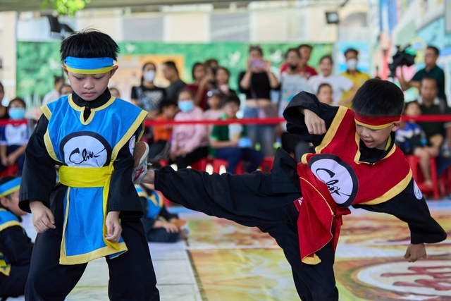 Độc đáo các trận đấu cờ người trong khuôn khổ Kids Fest 2025 - Ảnh 1.