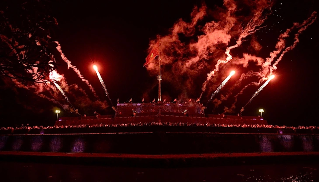 Pyrotechnic shots fired from ceremonial cannons fall into crowd in Vietnam’s Hue- Ảnh 2. Pyrotechnic shots fired from ceremonial cannons fall into crowd in Vietnam’s Hue- Ảnh 2.