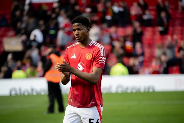 Chido Obi Martin lần đầu đá chính trong trận thua của Man United trước Brentford  - Ảnh 1.