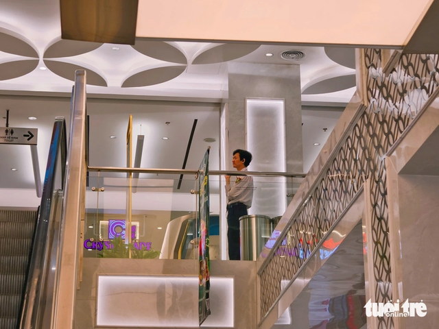 Hung Vuong Plaza in Ho Chi Minh City installs safety net following Van Hanh Mall incidents - Ảnh 2.