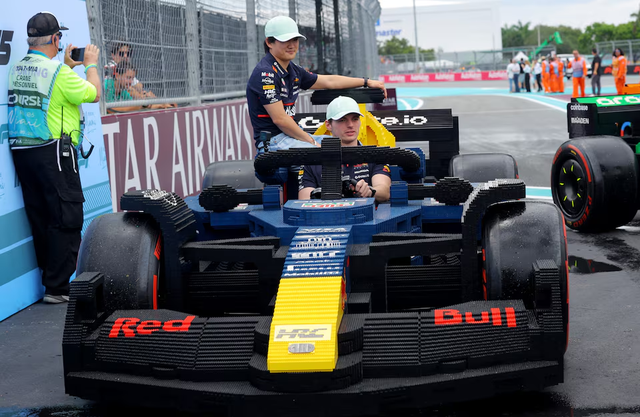 It's lights out and away they Lego for F1 drivers parade in Miami - Ảnh 1.