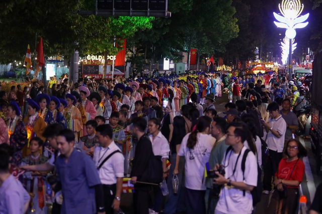 Hơn 40 nghệ sĩ, ca sĩ, diễn viên mặc Việt phục diễu hành mừng đại lễ VSAK 2025 - Ảnh 5.