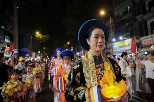 Hơn 40 nghệ sĩ, ca sĩ, diễn viên mặc Việt phục diễu hành mừng đại lễ VSAK 2025 - Ảnh 7.