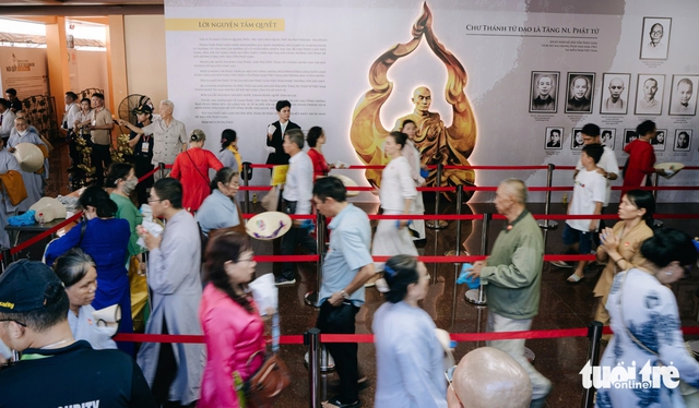Thousands gather in Ho Chi Minh City to venerate heart relic of Bodhisattva Thich Quang Duc- Ảnh 3. Thousands gather in Ho Chi Minh City to venerate heart relic of Bodhisattva Thich Quang Duc- Ảnh 3.