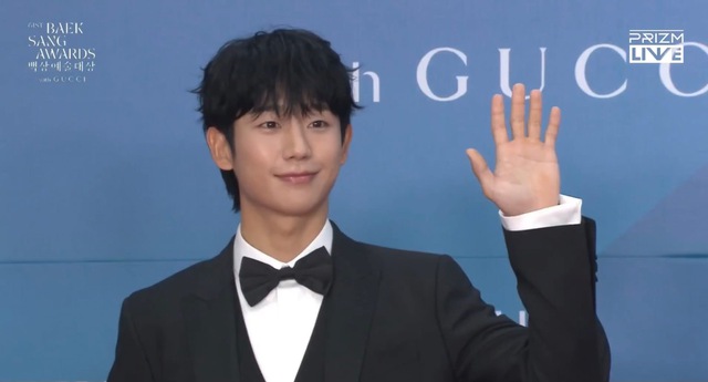 4 điểm nhấn thời trang đáng chú ý tại thảm đỏ Baeksang 2025 - Ảnh 8.