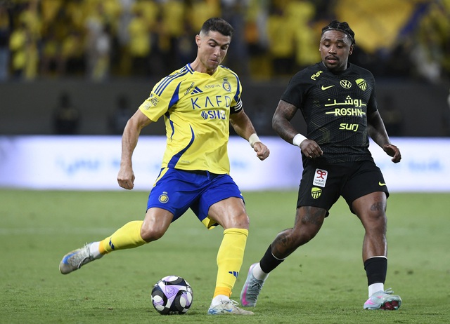 Ronaldo có hành động gây tranh cãi trong trận thua của Al Nassr- Ảnh 1.