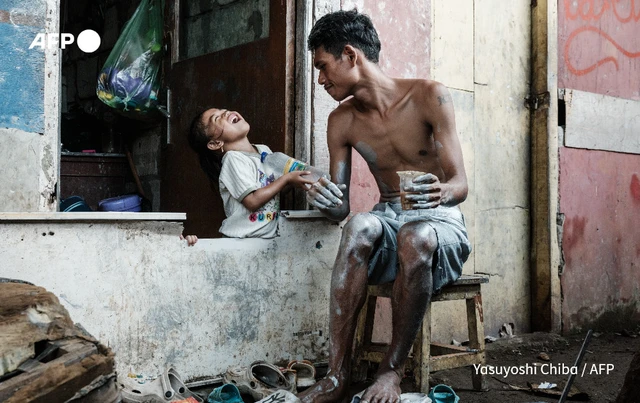 Indonesia's silvermen beg to make ends meet - Ảnh 3. Indonesia's silvermen beg to make ends meet - Ảnh 3.