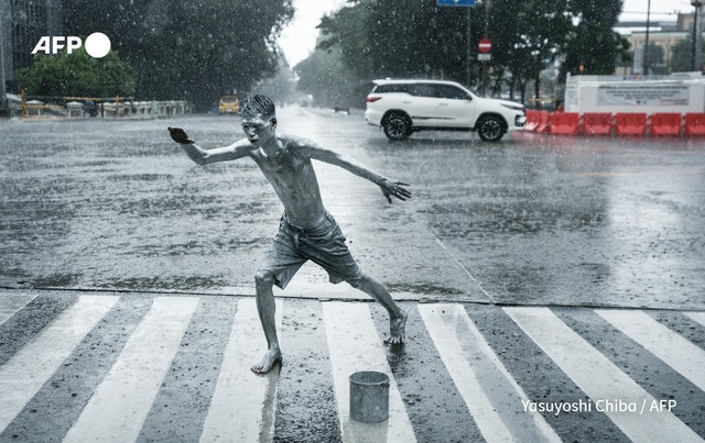 Indonesia's silvermen beg to make ends meet - Ảnh 1. Indonesia's silvermen beg to make ends meet - Ảnh 1.