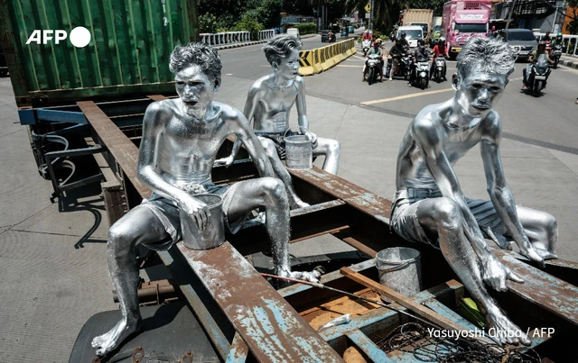 Indonesia's silvermen beg to make ends meet - Ảnh 6. Indonesia's silvermen beg to make ends meet - Ảnh 6.