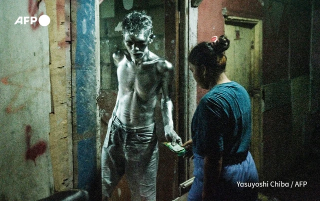 Indonesia's silvermen beg to make ends meet - Ảnh 5. Indonesia's silvermen beg to make ends meet - Ảnh 5.