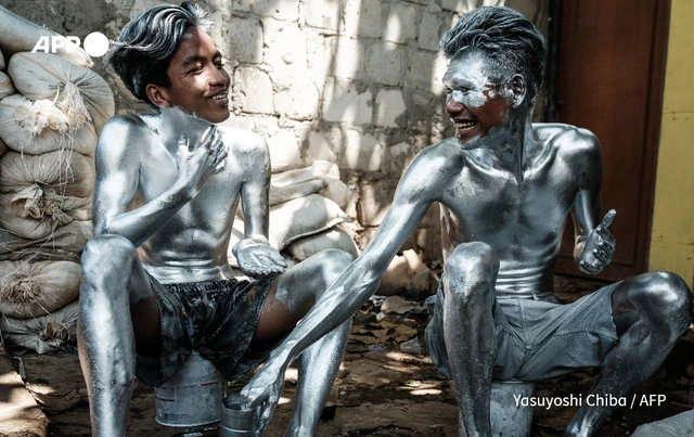 Indonesia's silvermen beg to make ends meet - Ảnh 7. Indonesia's silvermen beg to make ends meet - Ảnh 7.
