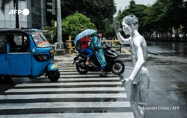 Indonesia's silvermen beg to make ends meet - Ảnh 2. Indonesia's silvermen beg to make ends meet - Ảnh 2.
