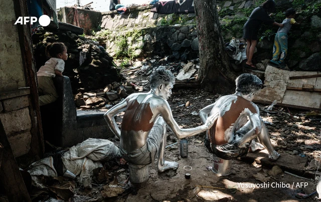 Indonesia's silvermen beg to make ends meet - Ảnh 4. Indonesia's silvermen beg to make ends meet - Ảnh 4.