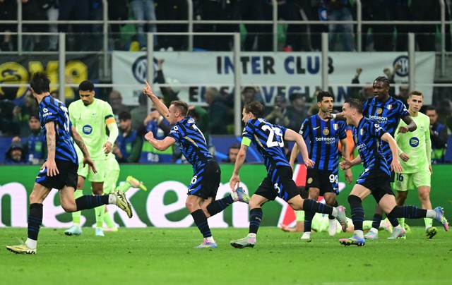 Inter edge Barca in seven-goal thriller to reach Champions League final after extra time - Ảnh 1. Inter edge Barca in seven-goal thriller to reach Champions League final after extra time - Ảnh 1.