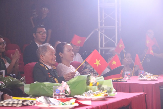 Sinh viên Nhân văn gặp gỡ Đại tá tình báo Tư Cang nghe kể chuyện lịch sử - Ảnh 6.