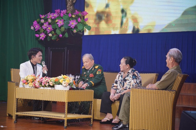 Sinh viên Nhân văn gặp gỡ Đại tá tình báo Tư Cang nghe kể chuyện lịch sử - Ảnh 1.