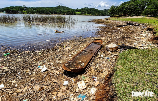 Lam Dong Province orders cleanup of agricultural waste from key water source for Da Lat- Ảnh 1.