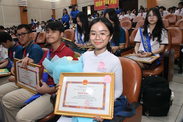 Quận Tân Phú khen thưởng 234 học sinh giỏi các cấp- Ảnh 3.