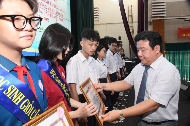 Quận Tân Phú khen thưởng 234 học sinh giỏi các cấp- Ảnh 1.