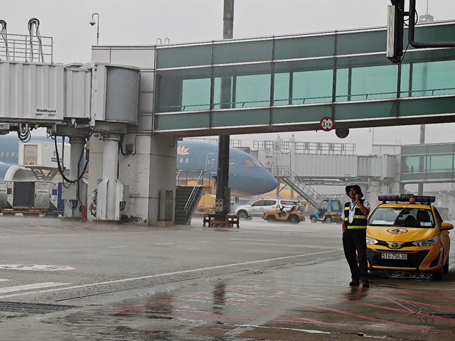 Aircraft forced to circle over Ho Chi Minh City due to thunderstorm - Ảnh 1.