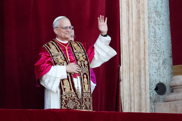 Prevost surprises as first US pope, takes name Leo XIV - Ảnh 2.