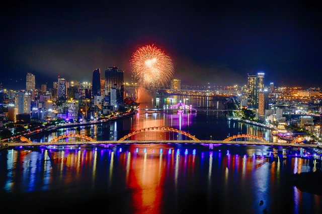 Da Nang gears up for largest-ever int’l fireworks festival with expanded stage, AR experience - Ảnh 1. Da Nang gears up for largest-ever int’l fireworks festival with expanded stage, AR experience - Ảnh 1.