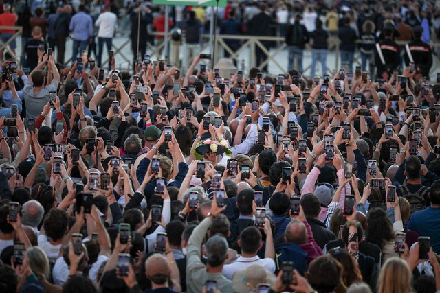 Prevost surprises as first US pope, takes name Leo XIV - Ảnh 7.