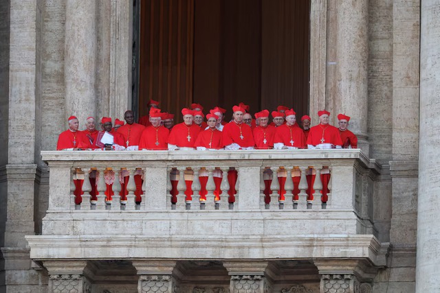 Prevost surprises as first US pope, takes name Leo XIV - Ảnh 9.