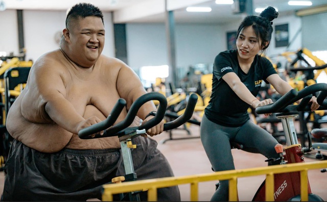 From 264kg to 98kg: Young Vietnamese man stuns with dramatic weight-loss journey- Ảnh 2. From 264kg to 98kg: Young Vietnamese man stuns with dramatic weight-loss journey- Ảnh 2.