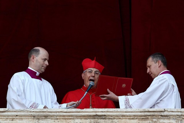 Prevost surprises as first US pope, takes name Leo XIV - Ảnh 8.