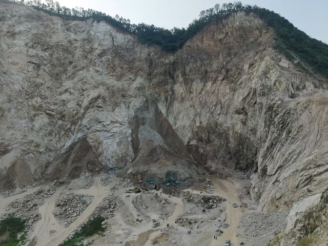 Search continues for Indonesia quarry collapse victims, death toll at 17- Ảnh 1.