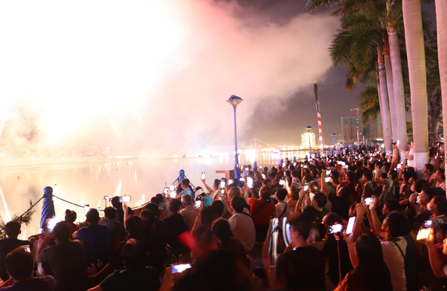 Da Nang’s iconic Han River shines bright at largest fireworks fest in 15 years  - Ảnh 1.