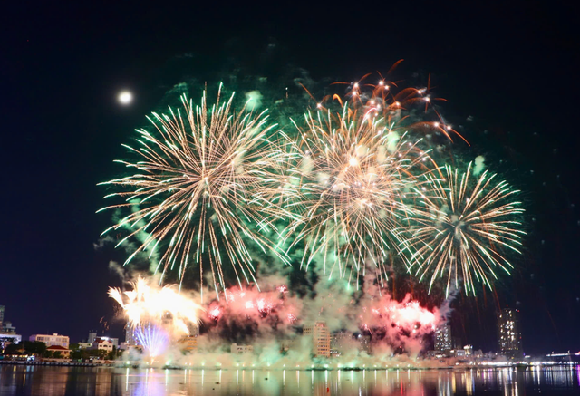 Da Nang’s iconic Han River shines bright at largest fireworks fest in 15 years  - Ảnh 2.