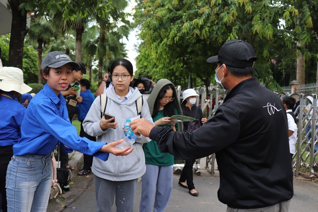 Kết thúc kỳ thi Đánh giá năng lực đợt 2, thí sinh nói đề dễ thở- Ảnh 7.