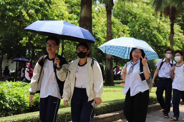 Kết thúc kỳ thi Đánh giá năng lực đợt 2, thí sinh nói đề dễ thở- Ảnh 1.