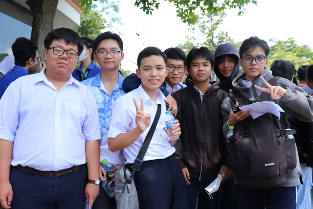Kết thúc kỳ thi Đánh giá năng lực đợt 2, thí sinh nói đề dễ thở- Ảnh 3.