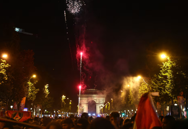 Paris erupts in euphoria before skirmishes as PSG win Champions League - Ảnh 1.