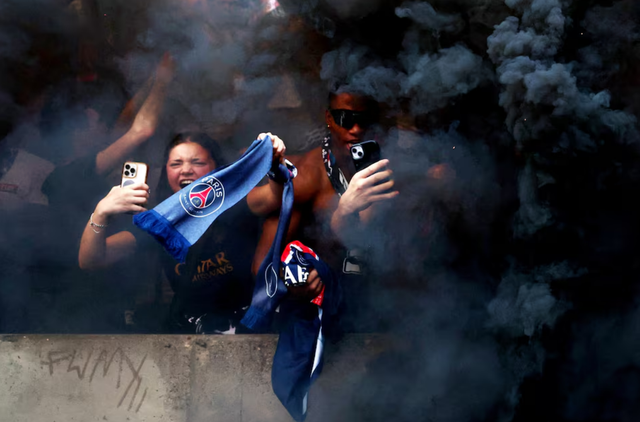 Paris erupts in euphoria before skirmishes as PSG win Champions League - Ảnh 2.